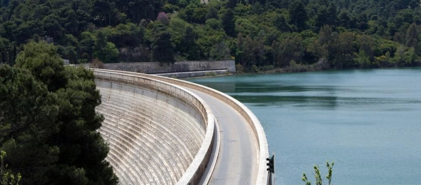 Εντυπωσιακά πλάνα από το φράγμα του Μαραθώνα από ψηλά! (βίντεο)